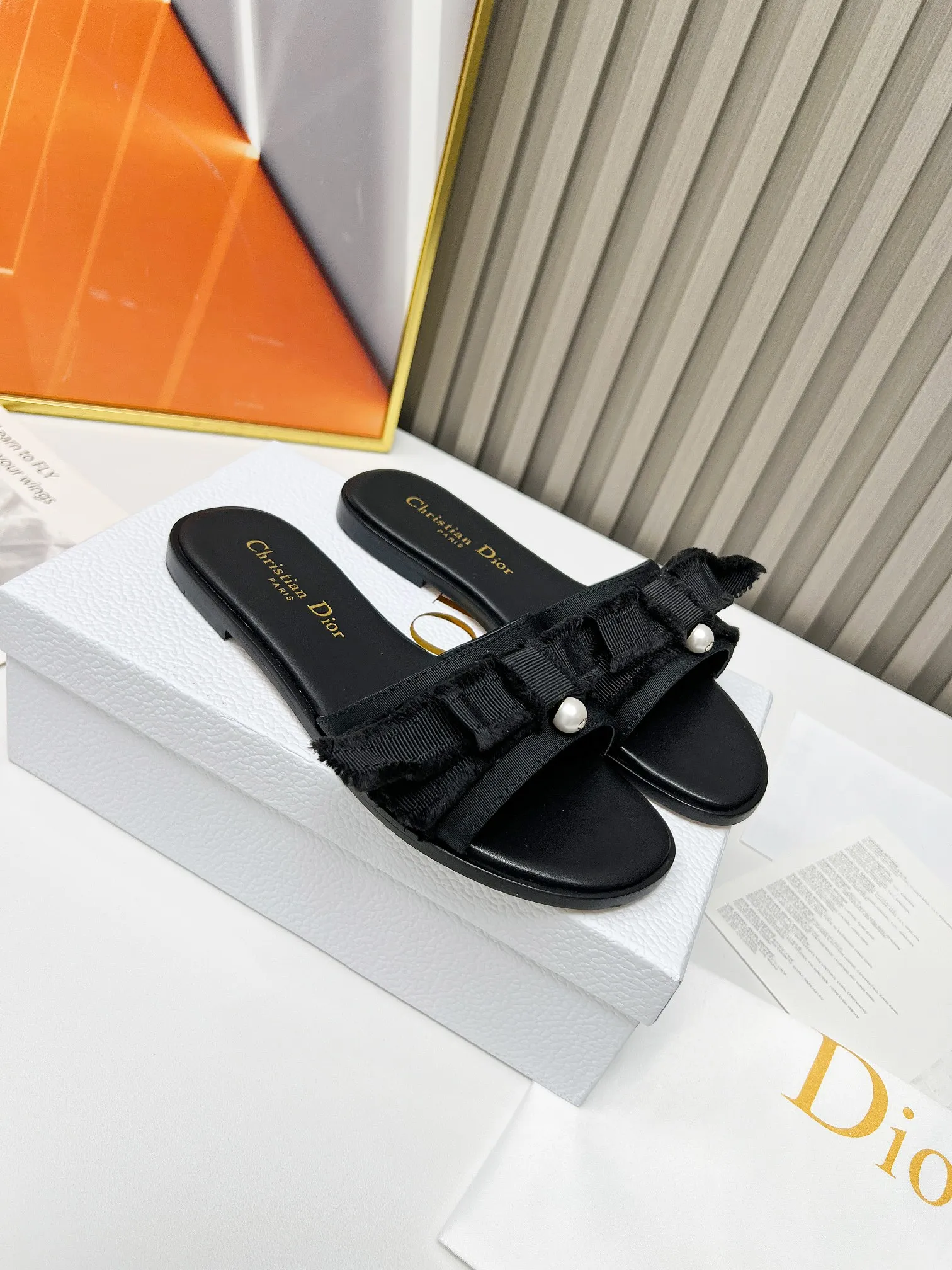 👟👟Ex-factory price 340👟👟 Genuine leather sole +40 DIOR purchasing grade Dior Dior new colors new elements DIOR spring and summer new round toe pearl open toe slippers, retro and versatile. The top version on the market. Upper: Original molded fabric Lining: Water-dyed sheepskin lining Size: #35-42 (40, 41, 42 custom-made, non-refundable)